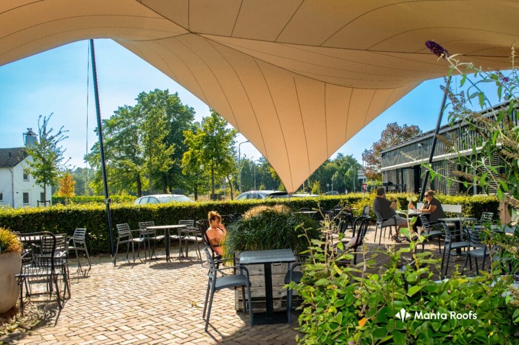 Groot schaduwdoek geplaatst door Manta Roofs - Manta Roofs Groot-schaduwdoek-laten-plaatsen-regio-limburg