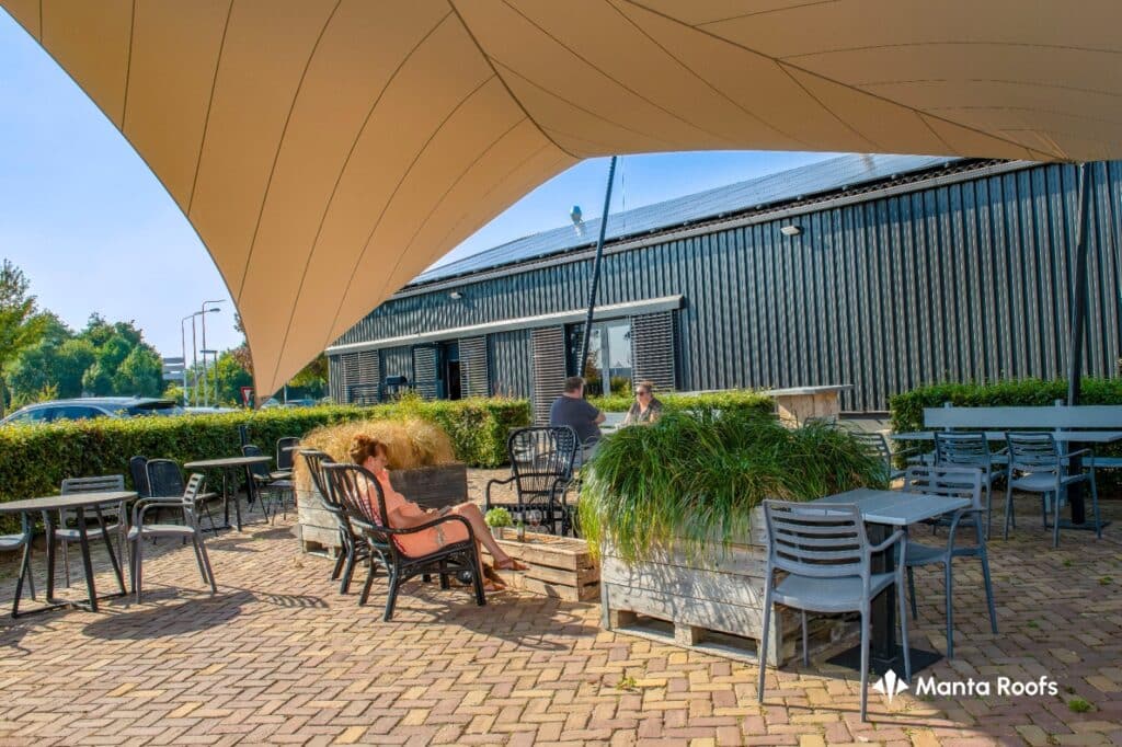 Sfeer op het terras met een groot schaduwdoek - Manta Roofs Sfeer-met-een-groot-schaduwdoek-op-het-terras