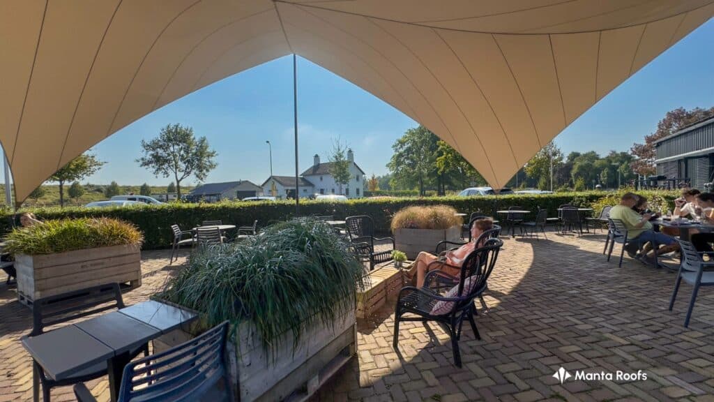 Gezellig terras overkapt in Roermond met een schaduwdoek - Manta Roofs Gezellig-terras-in-roermond-overkapt-met-een-schaduwdoek