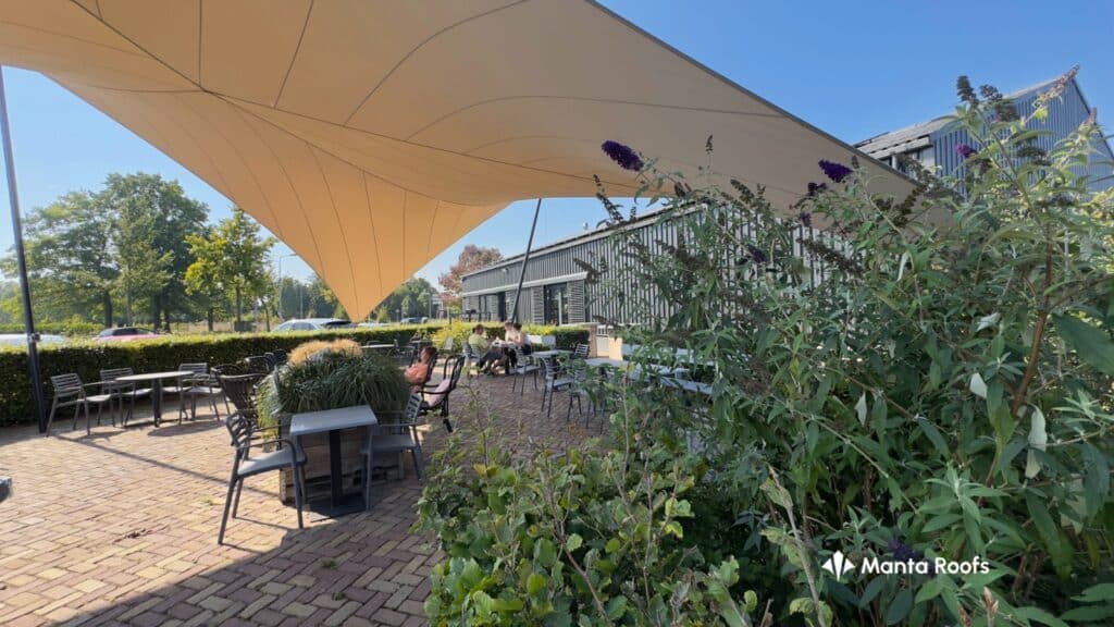 Grote terras van de versboerderij overkapt - Manta Roofs Grote-terras-versboerderij-overkappen