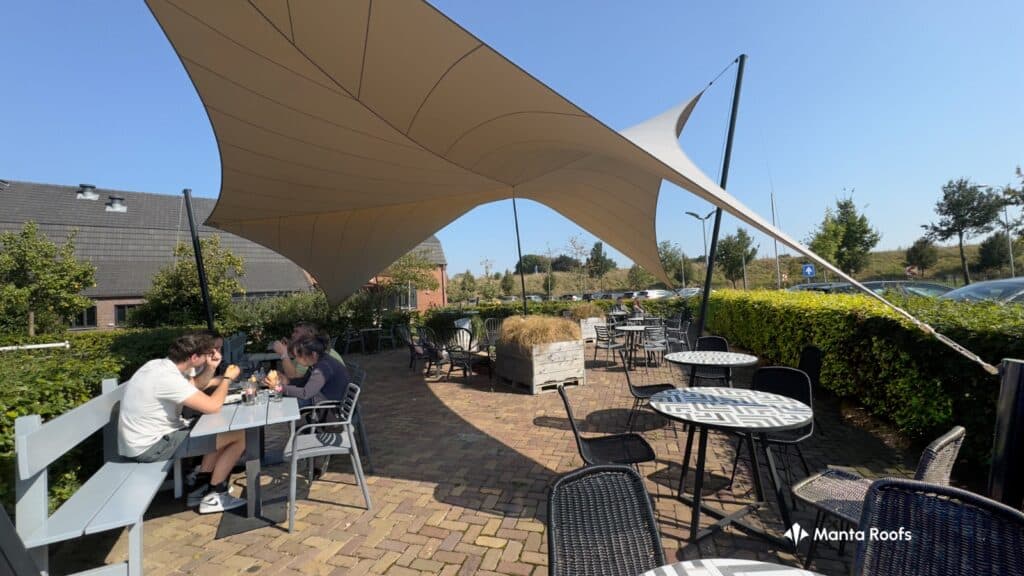 Gezellig-tafelen-onder-het-grote-schaduwdoek-van-de-versboerderij-Roermond