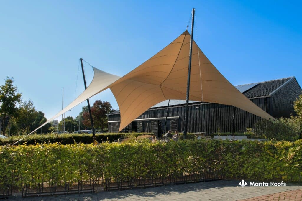 Groot-schaduwdoek-terras-horeca-Manta-Roofs