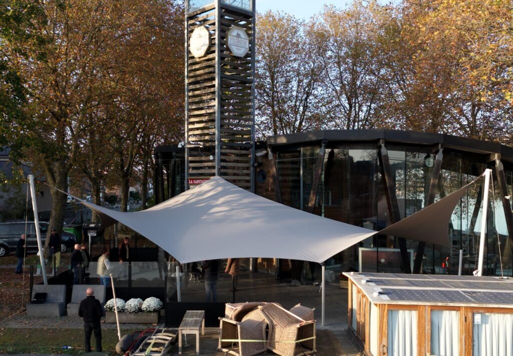 Functioneel schaduwdoek om sfeer en beleving te creëren - Manta Roofs Functioneel-schaduwdoek-om-sfeer-en-beleving-te-creëren