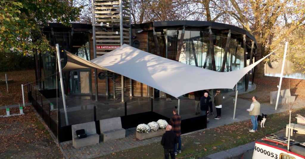 La Capitainerie schaduwdoek van Manta Roofs - Manta Roofs La-Capitainerie-schaduwdoek-horeca-visé