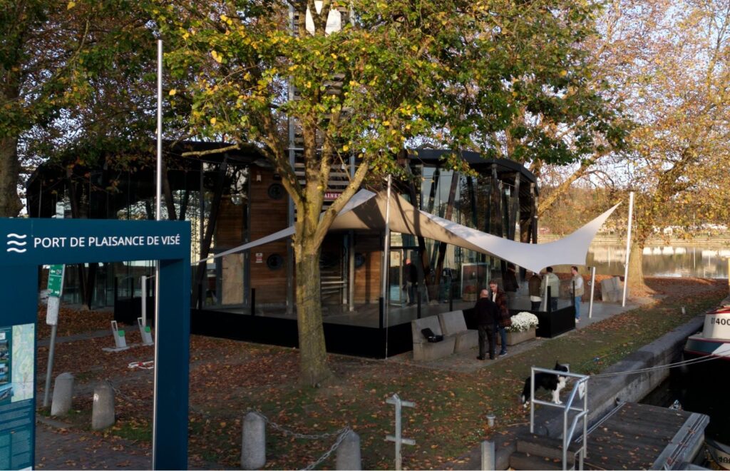 Prachtig schaduwdoek in de haven van Visé - Manta Roofs Prachtig-schaduwdoek-in-de-haven-van-Visé