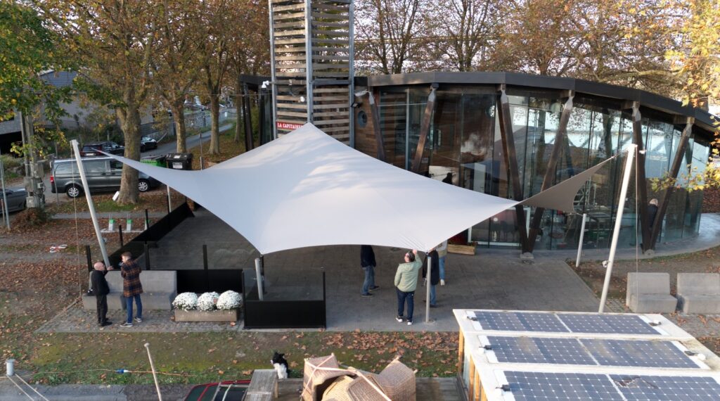 Luxe schaduwdoek van Manta Roofs in de haven - Manta Roofs Luxe-schaduwdoek-van-Manta-Roofs-in-de-haven