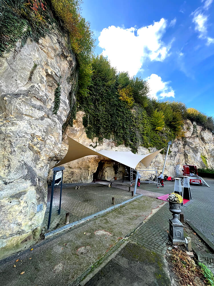 Berg-Terblijt-La-Caverne-Zeildoek-grot-valkenburg-entree-overkapping--zeildoek-vergunnings_01 - Manta Roofs