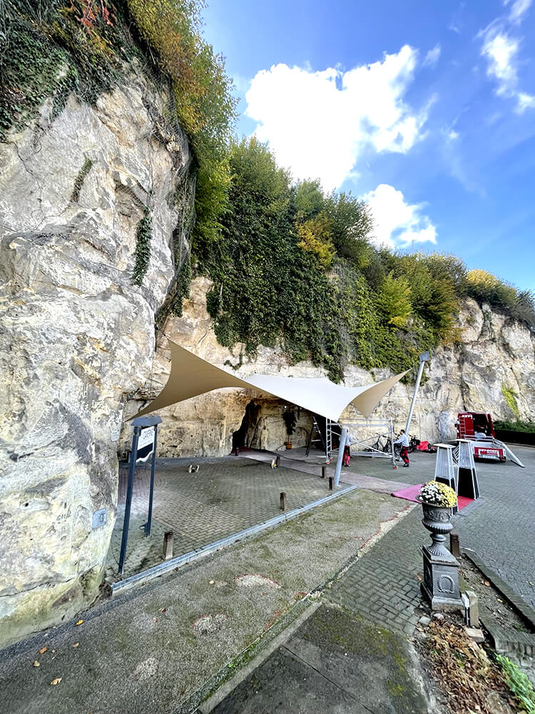 Berg-Terblijt-La-Caverne-Zeildoek-grot-valkenburg-entree-overkapping--zeildoek-vergunnings_02 - Manta Roofs