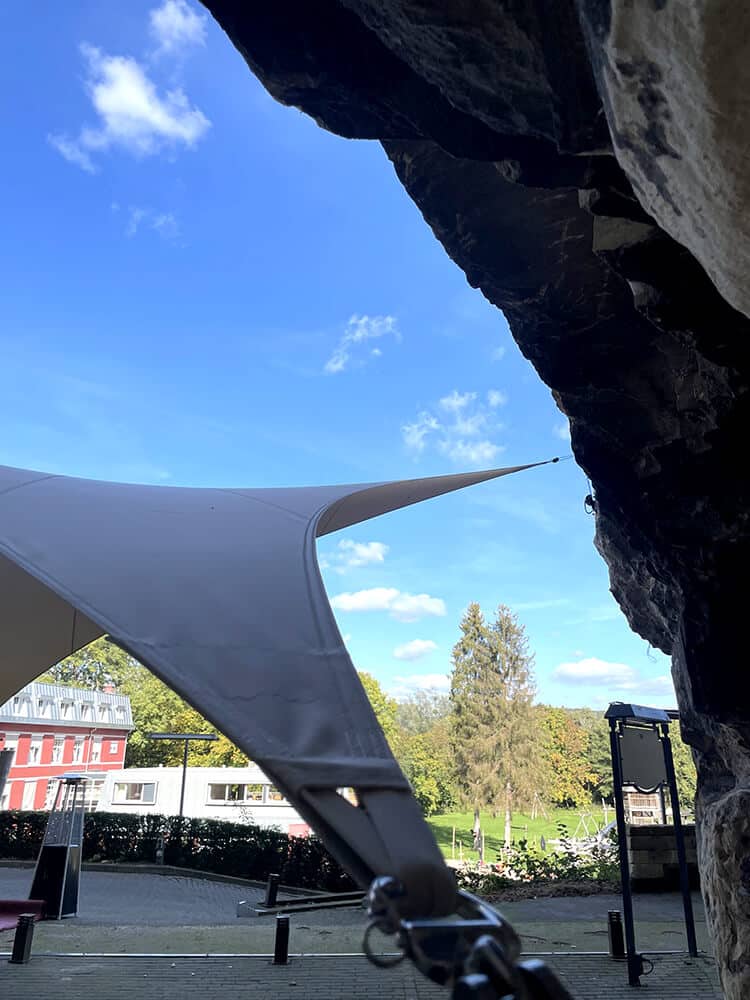 Berg-Terblijt-La-Caverne-Zeildoek-grot-valkenburg-entree-overkapping--zeildoek-vergunnings_06 - Manta Roofs