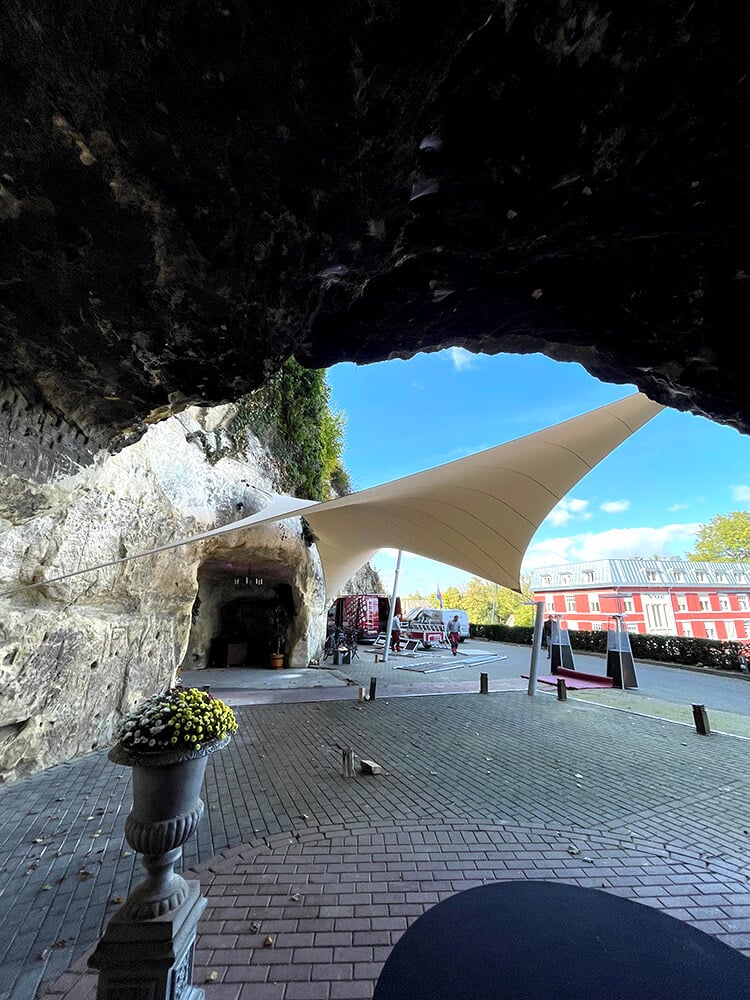 Berg-Terblijt-La-Caverne-Zeildoek-grot-valkenburg-entree-overkapping--zeildoek-vergunnings_07 - Manta Roofs