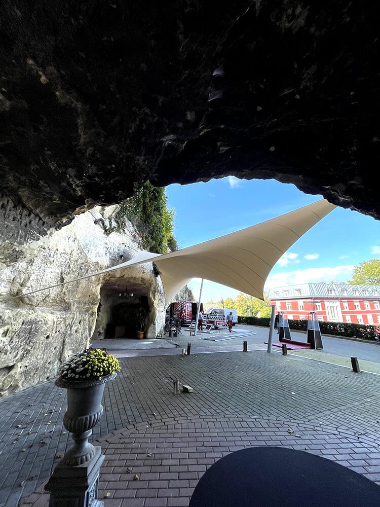 Berg-Terblijt-La-Caverne-Zeildoek-grot-valkenburg-entree-overkapping--zeildoek-vergunnings_08 - Manta Roofs