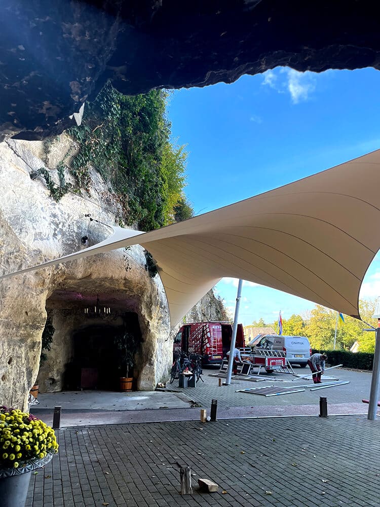Berg-Terblijt-La-Caverne-Zeildoek-grot-valkenburg-entree-overkapping--zeildoek-vergunnings_09 - Manta Roofs