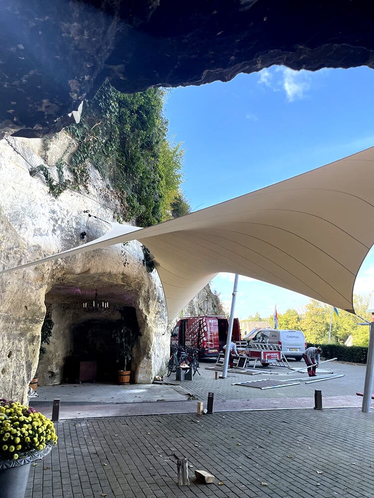 Berg-Terblijt-La-Caverne-Zeildoek-grot-valkenburg-entree-overkapping--zeildoek-vergunnings_10 - Manta Roofs