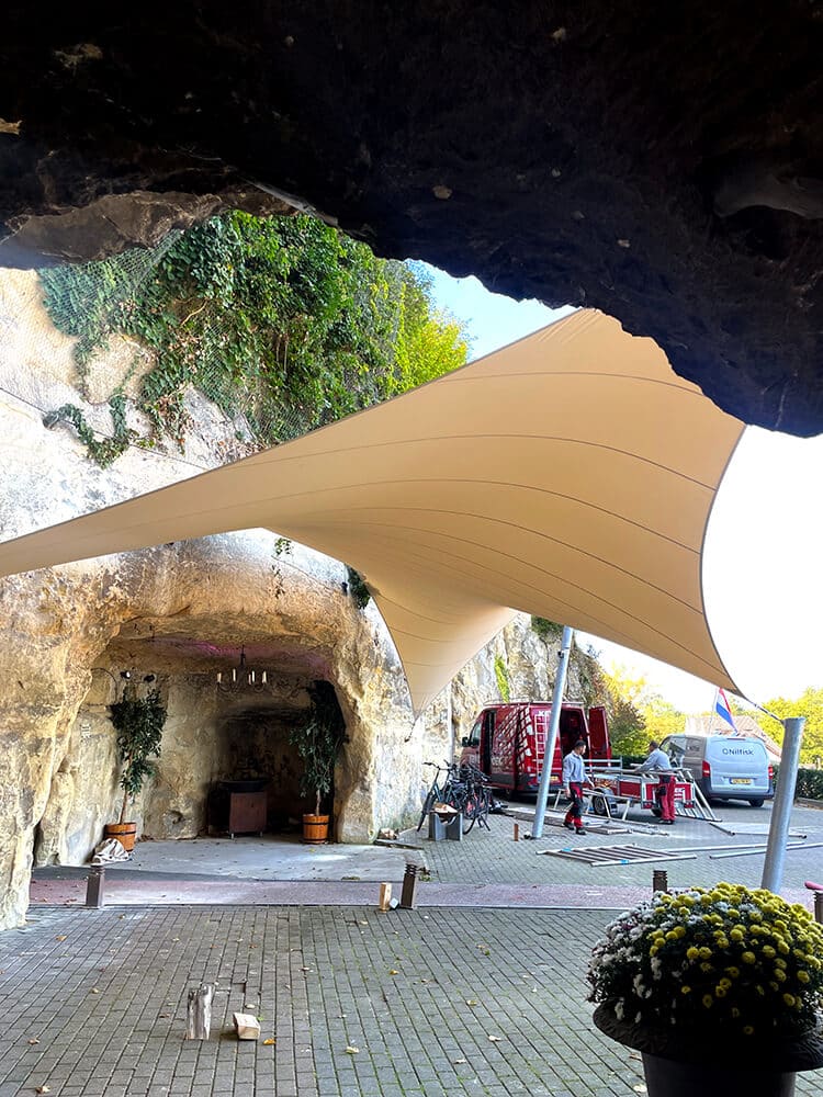 Berg-Terblijt-La-Caverne-Zeildoek-grot-valkenburg-entree-overkapping--zeildoek-vergunnings_11 - Manta Roofs