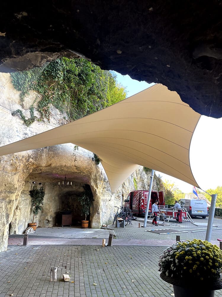 Berg-Terblijt-La-Caverne-Zeildoek-grot-valkenburg-entree-overkapping--zeildoek-vergunnings_12 - Manta Roofs
