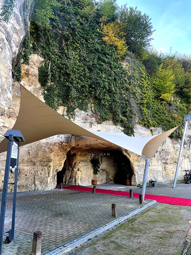 Berg-Terblijt-La-Caverne-Zeildoek-grot-valkenburg-entree-overkapping--zeildoek-vergunnings_13 - Manta Roofs
