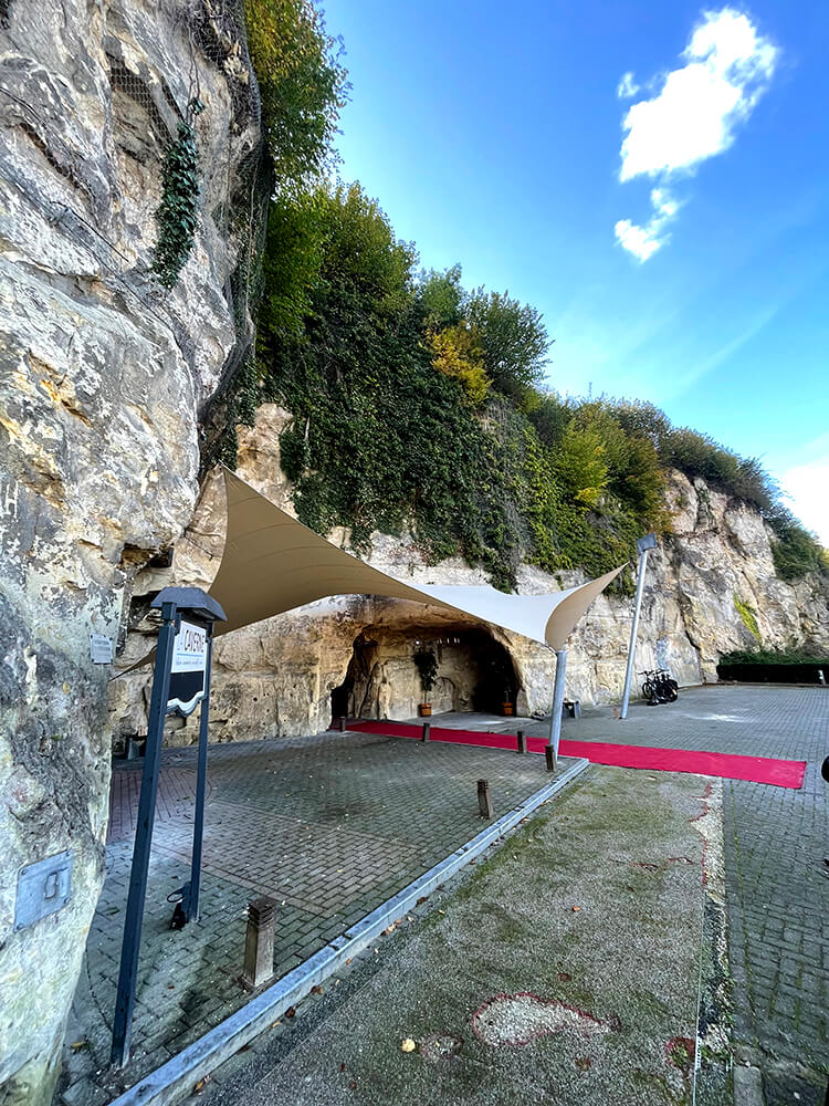 Berg-Terblijt-La-Caverne-Zeildoek-grot-valkenburg-entree-overkapping--zeildoek-vergunnings_17 - Manta Roofs