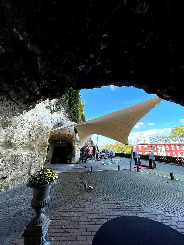 Berg-Terblijt-La-Caverne-Zeildoek-grot-valkenburg-entree-overkapping--zeildoek-vergunnings_22 - Manta Roofs