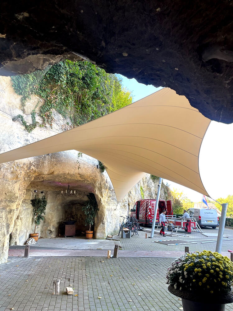Berg-Terblijt-La-Caverne-Zeildoek-grot-valkenburg-entree-overkapping--zeildoek-vergunnings_24 - Manta Roofs
