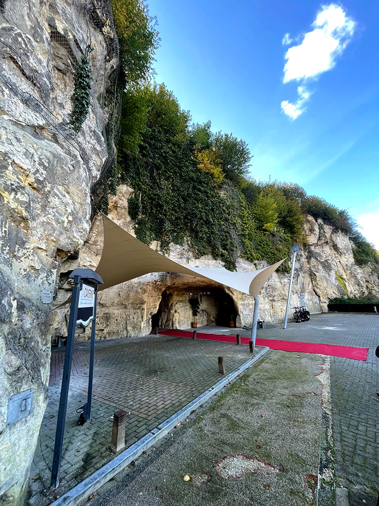 Berg-Terblijt-La-Caverne-Zeildoek-grot-valkenburg-entree-overkapping--zeildoek-vergunnings_26 - Manta Roofs