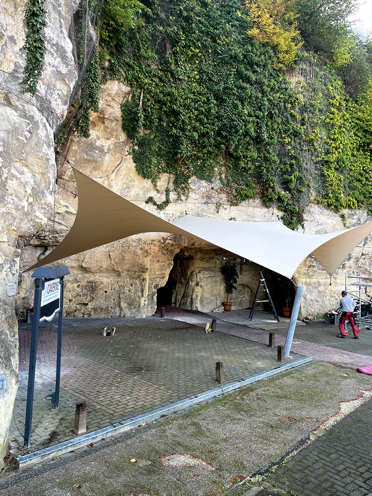 Berg-Terblijt-La-Caverne-Zeildoek-grot-valkenburg-entree-overkapping--zeildoek-vergunnings_29 - Manta Roofs