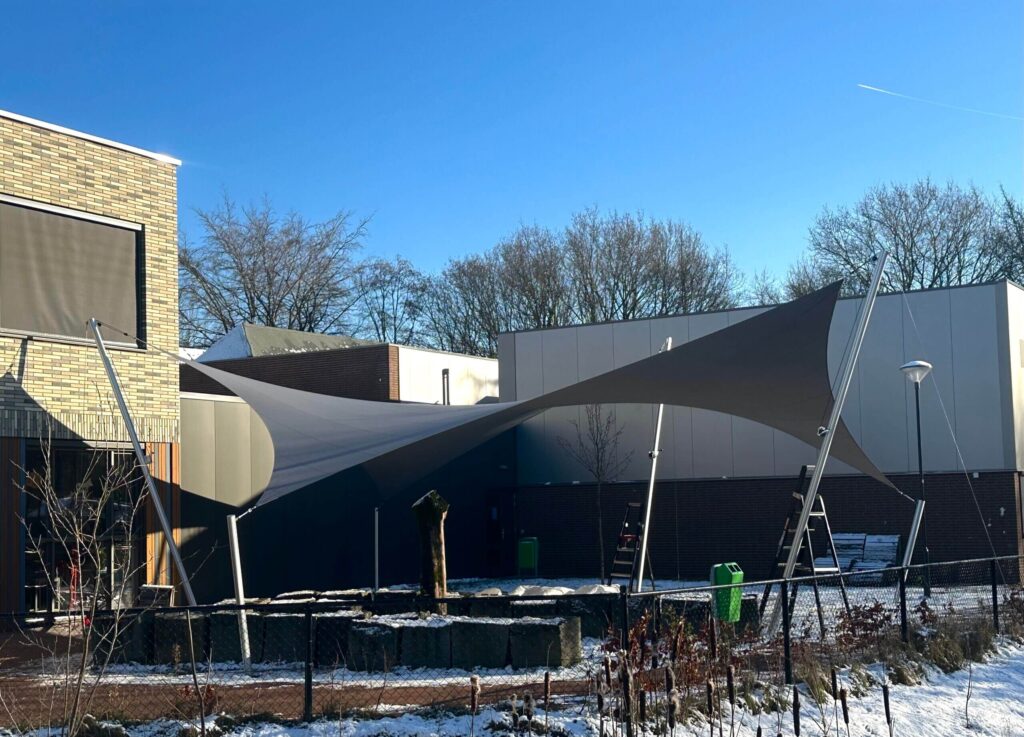 Eindhoven-Zonwering-Schoolplein-Aloysius-overkapping-manta-roofs-stormvast-beschermend-02 - Manta Roofs