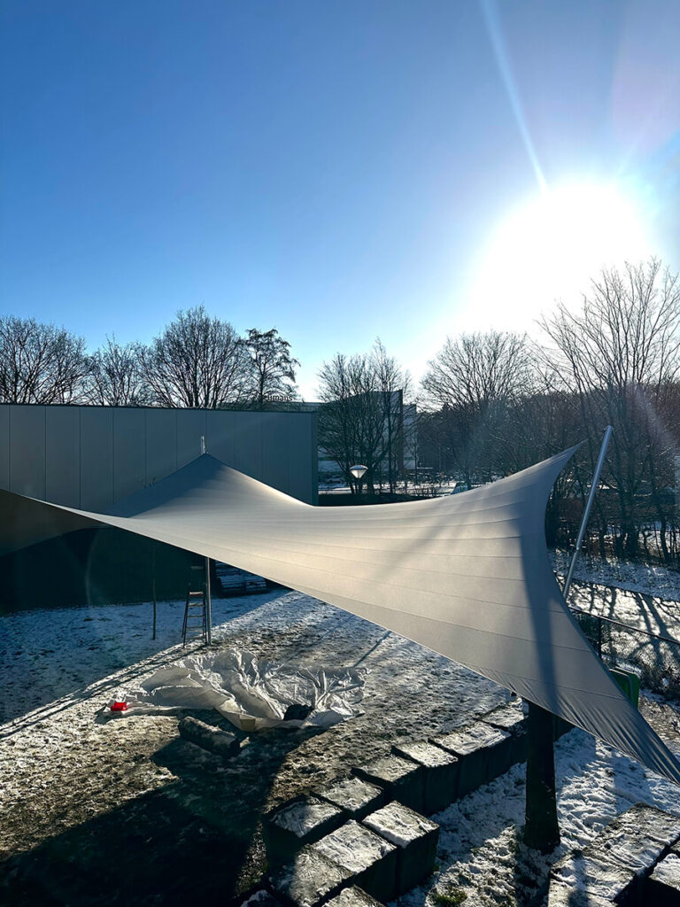 Eindhoven-Zonwering-Schoolplein-Aloysius-overkapping-manta-roofs-stormvast-beschermend-03 - Manta Roofs