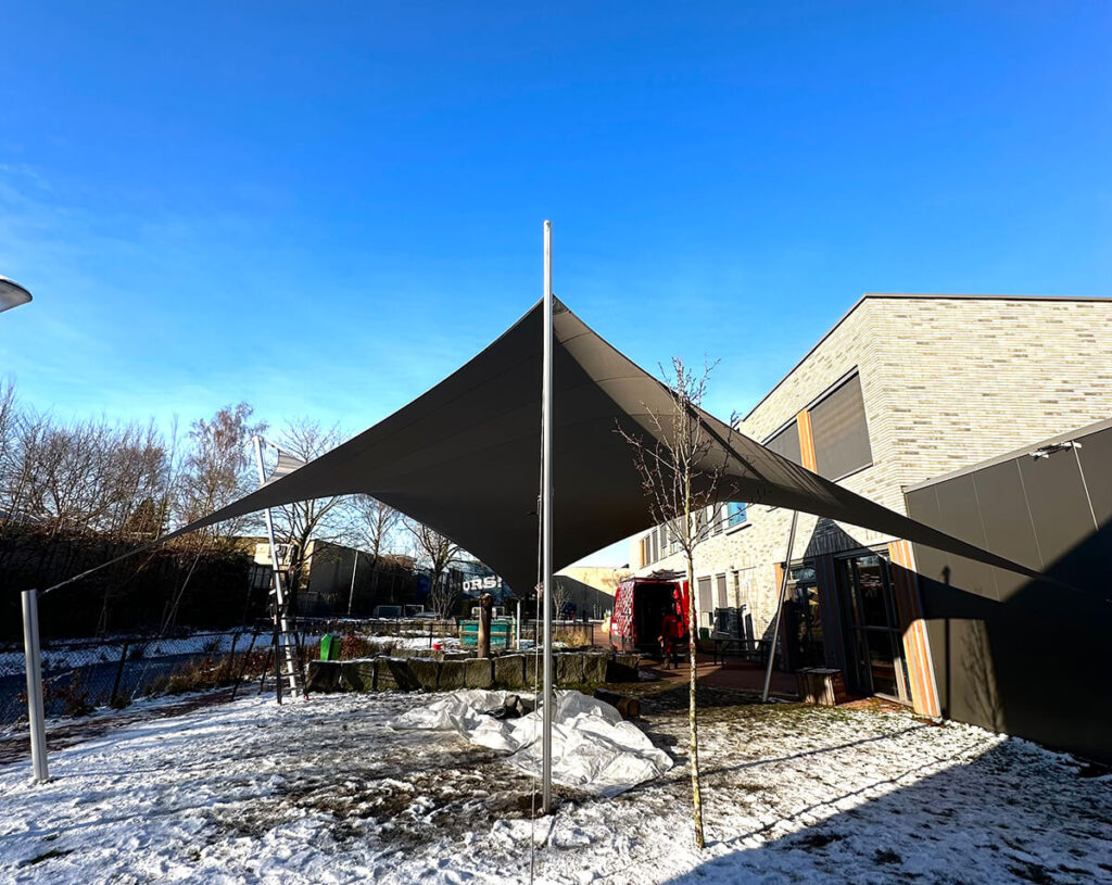 Eindhoven-Zonwering-Schoolplein-Aloysius-overkapping-manta-roofs-stormvast-beschermend-05 - Manta Roofs