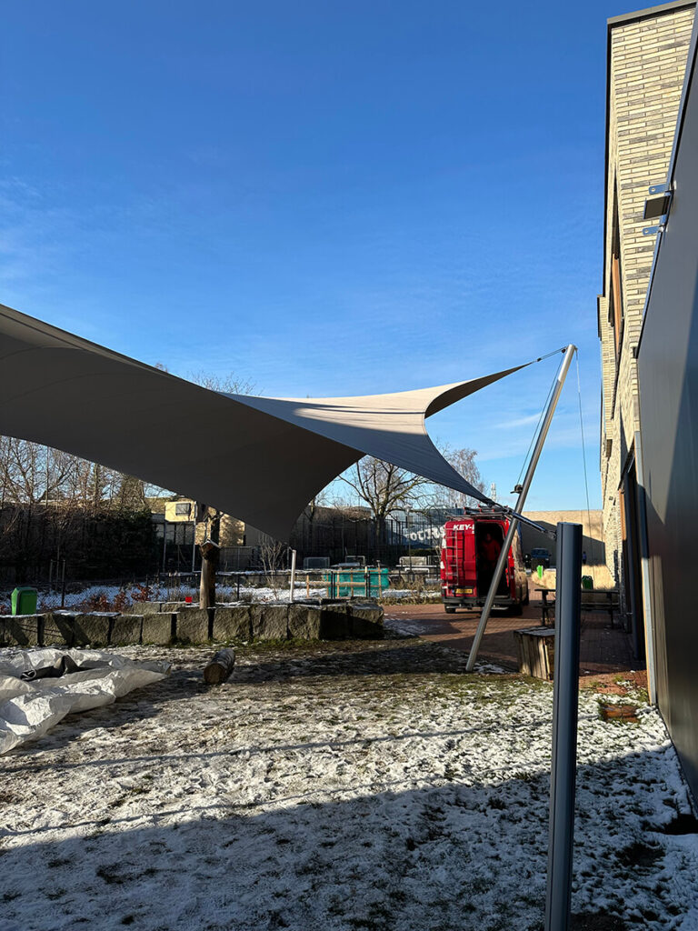 Eindhoven-Zonwering-Schoolplein-Aloysius-overkapping-manta-roofs-stormvast-beschermend-07 - Manta Roofs