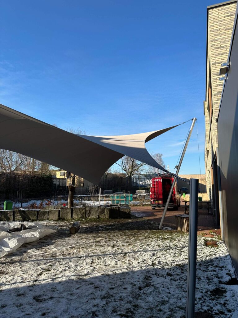 Eindhoven-Zonwering-Schoolplein-Aloysius-overkapping-manta-roofs-stormvast-beschermend-08 - Manta Roofs