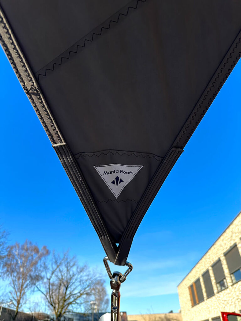 Eindhoven-Zonwering-Schoolplein-Aloysius-overkapping-manta-roofs-stormvast-beschermend-09 - Manta Roofs