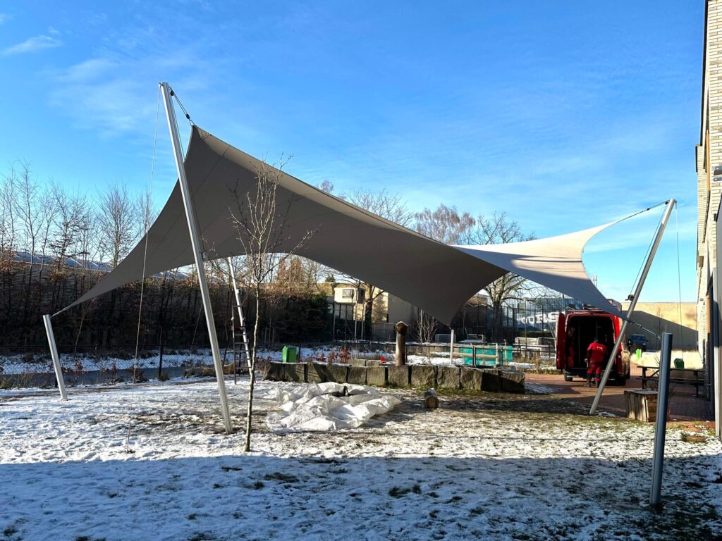 Eindhoven-Zonwering-Schoolplein-Aloysius-overkapping-manta-roofs-stormvast-beschermend-12 - Manta Roofs