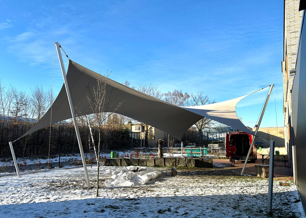 Eindhoven-Zonwering-Schoolplein-Aloysius-overkapping-manta-roofs-stormvast-beschermend-15 - Manta Roofs