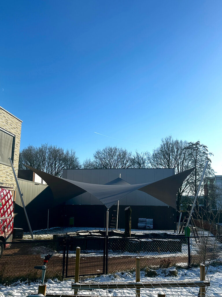 Eindhoven-Zonwering-Schoolplein-Aloysius-overkapping-manta-roofs-stormvast-beschermend-17 - Manta Roofs