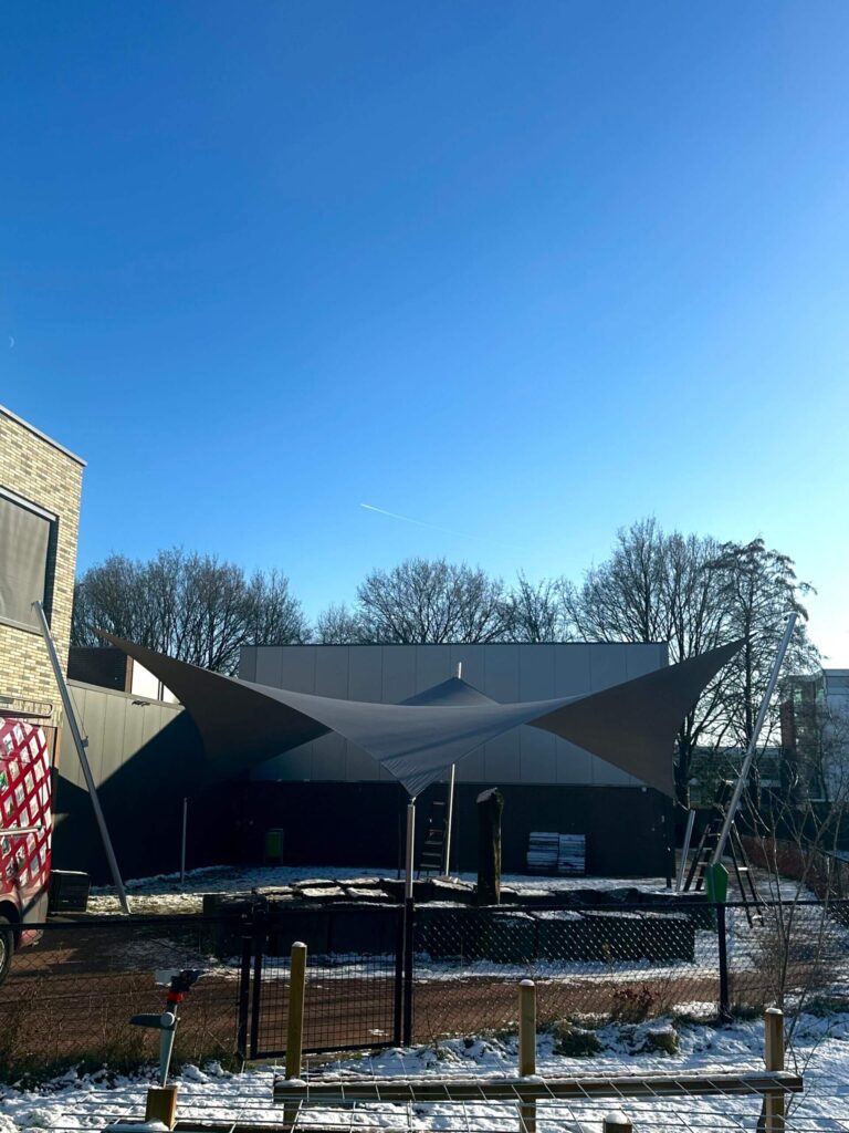 Eindhoven-Zonwering-Schoolplein-Aloysius-overkapping-manta-roofs-stormvast-beschermend-18 - Manta Roofs