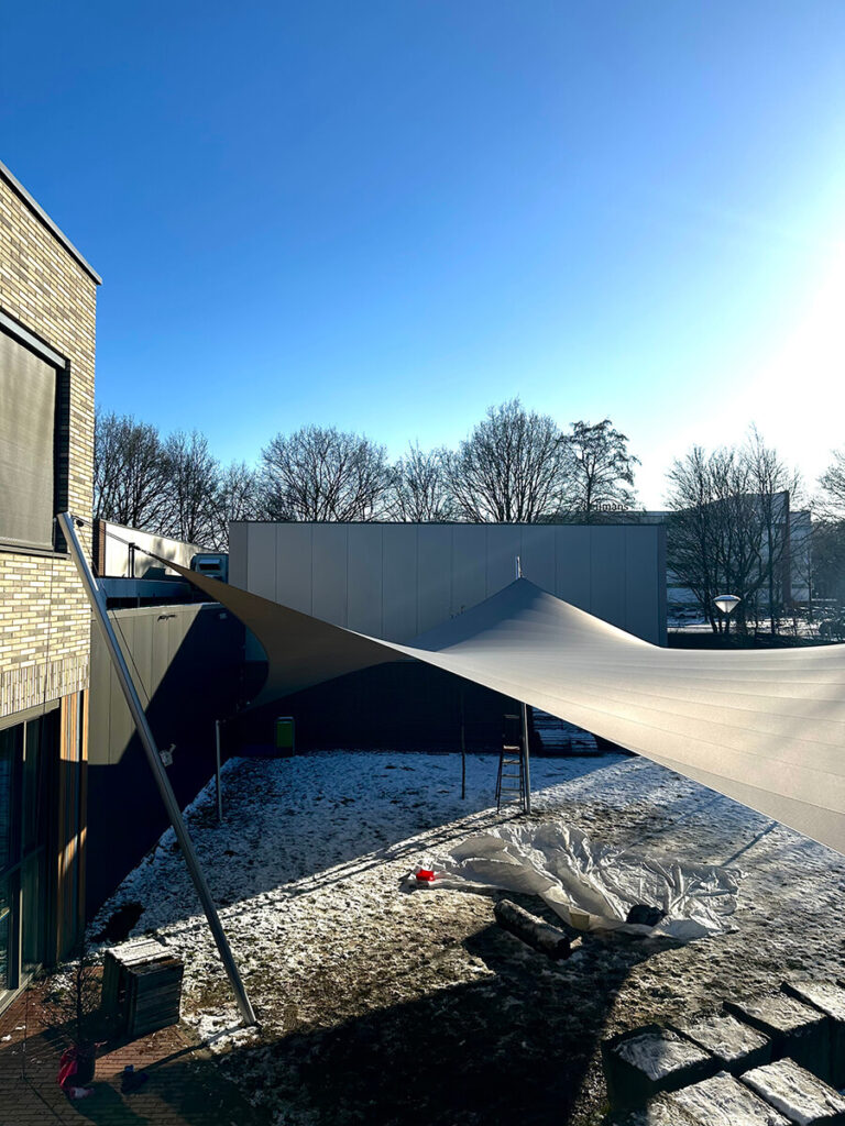 Eindhoven-Zonwering-Schoolplein-Aloysius-overkapping-manta-roofs-stormvast-beschermend-19 - Manta Roofs
