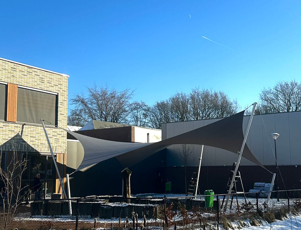Eindhoven-Zonwering-Schoolplein-Aloysius-overkapping-manta-roofs-stormvast-beschermend-20 - Manta Roofs