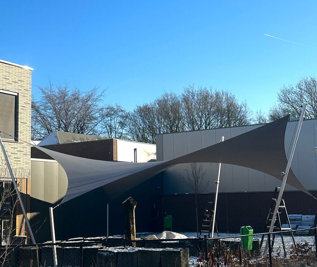 Eindhoven-Zonwering-Schoolplein-Aloysius-overkapping-manta-roofs-stormvast-beschermend-22 - Manta Roofs