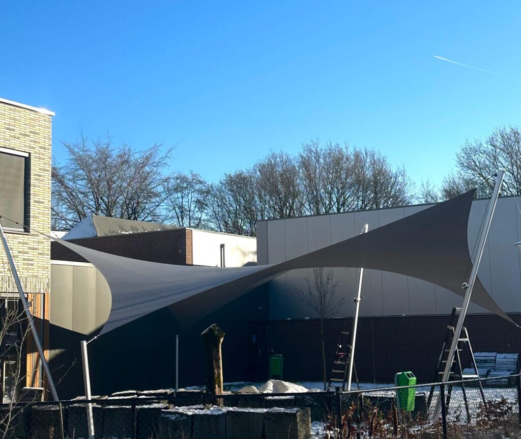 Eindhoven-Zonwering-Schoolplein-Aloysius-overkapping-manta-roofs-stormvast-beschermend-23 - Manta Roofs