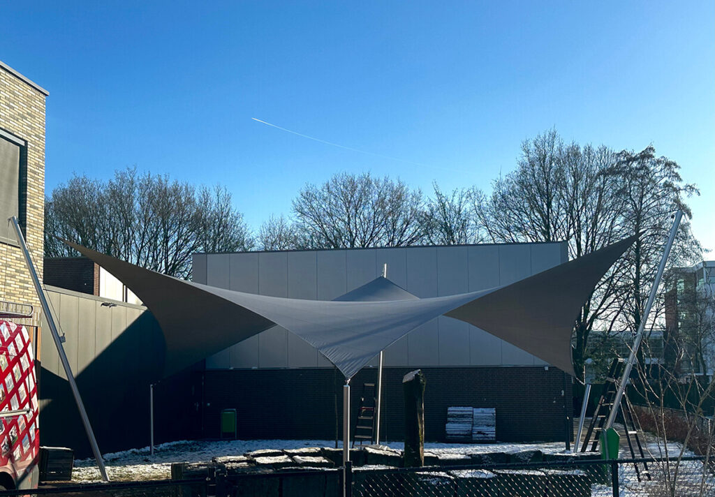 Eindhoven-Zonwering-Schoolplein-Aloysius-overkapping-manta-roofs-stormvast-beschermend-25 - Manta Roofs