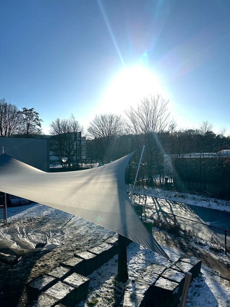 Eindhoven-Zonwering-Schoolplein-Aloysius-overkapping-manta-roofs-stormvast-beschermend-27 - Manta Roofs