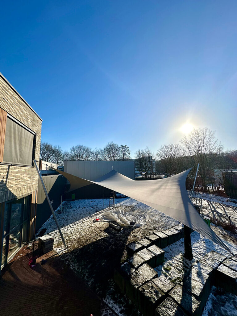 Eindhoven-Zonwering-Schoolplein-Aloysius-overkapping-manta-roofs-stormvast-beschermend-29 - Manta Roofs