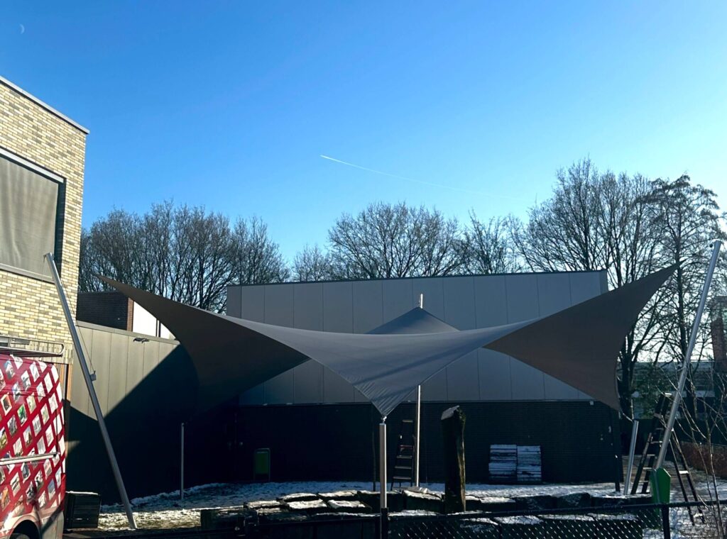 Eindhoven-Zonwering-Schoolplein-Aloysius-overkapping-manta-roofs-stormvast-beschermend-32 - Manta Roofs