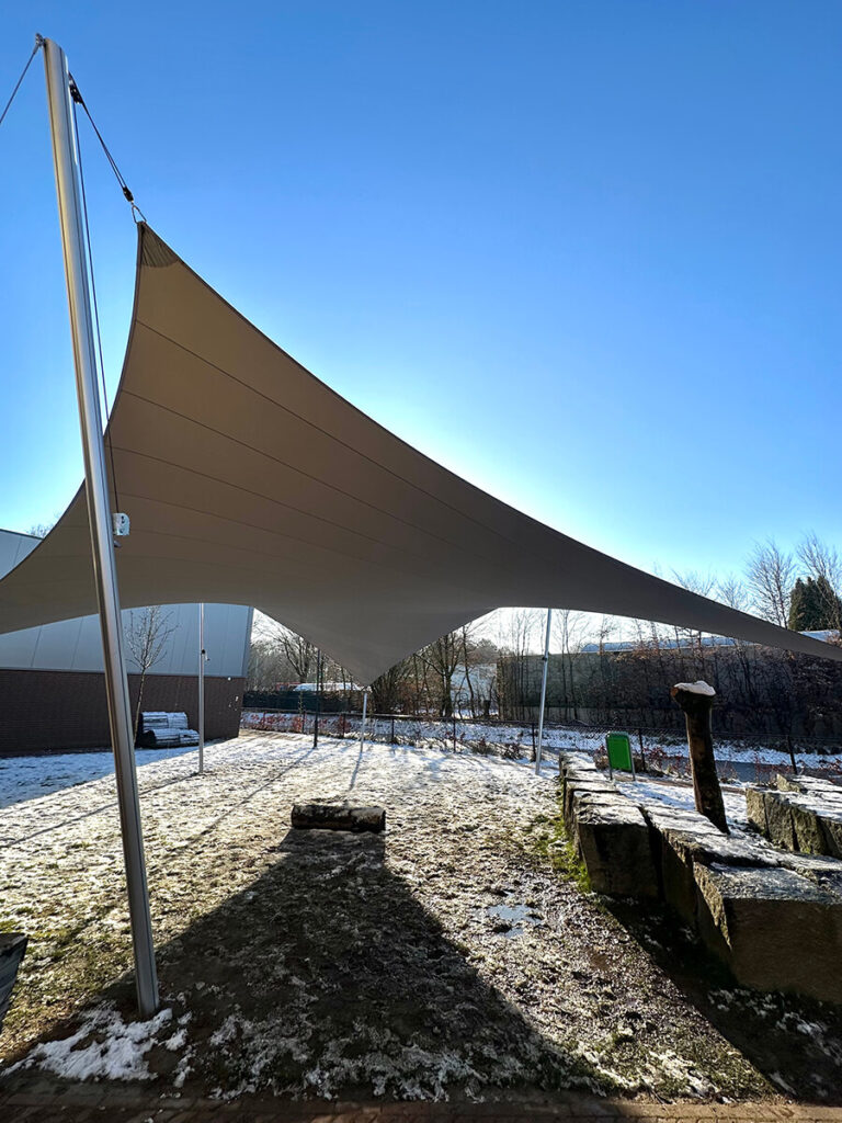 Eindhoven-Zonwering-Schoolplein-Aloysius-overkapping-manta-roofs-stormvast-beschermend-33 - Manta Roofs