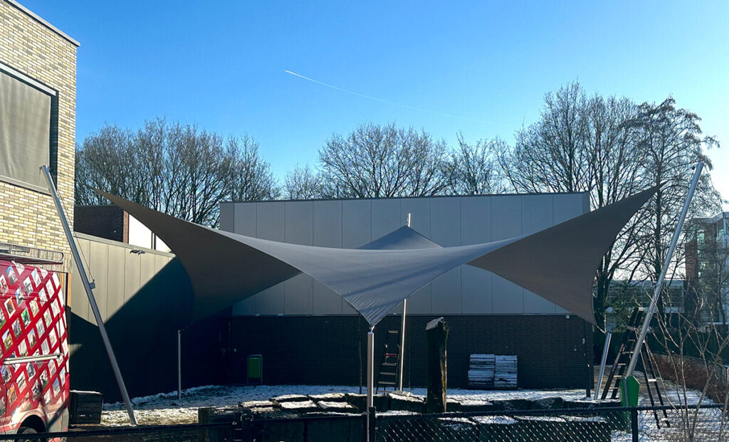 Eindhoven-Zonwering-Schoolplein-Aloysius-overkapping-manta-roofs-stormvast-beschermend-35 - Manta Roofs