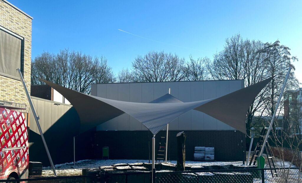Eindhoven-Zonwering-Schoolplein-Aloysius-overkapping-manta-roofs-stormvast-beschermend-36 - Manta Roofs