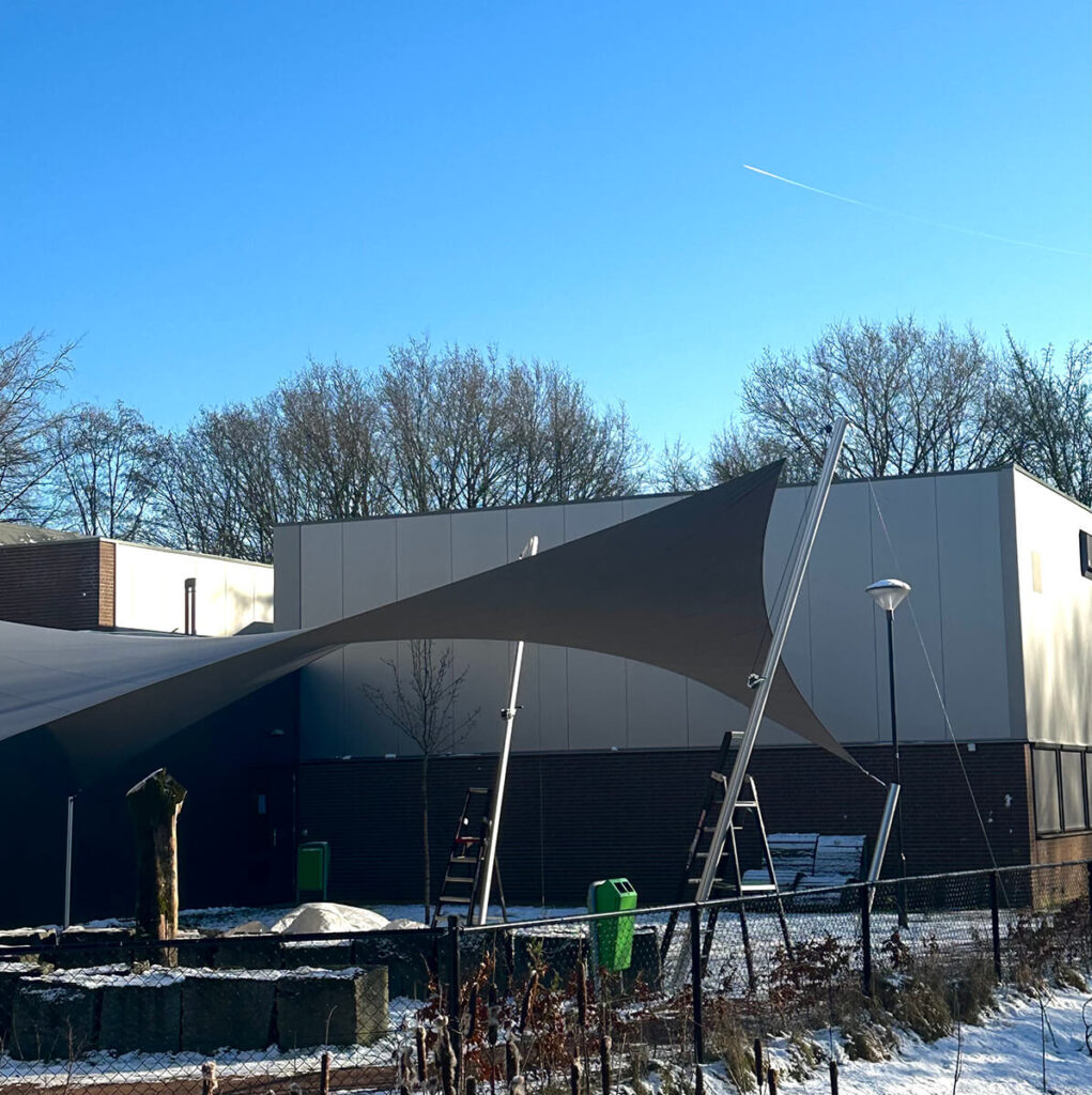 Eindhoven-Zonwering-Schoolplein-Aloysius-overkapping-manta-roofs-stormvast-beschermend-37 - Manta Roofs