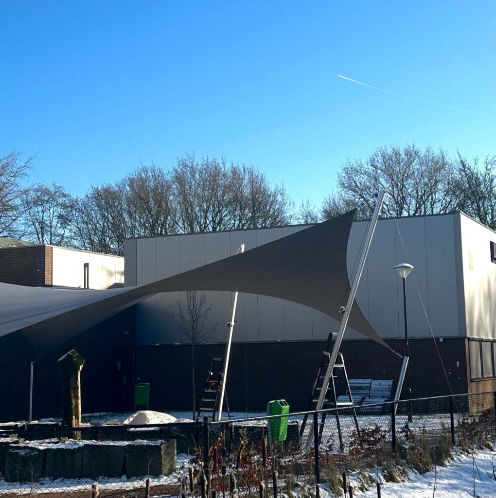 Eindhoven-Zonwering-Schoolplein-Aloysius-overkapping-manta-roofs-stormvast-beschermend-38 - Manta Roofs