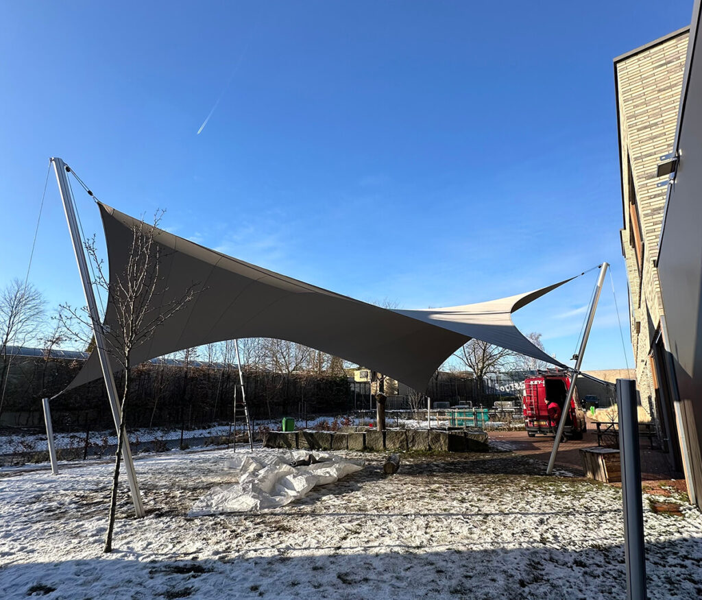 Eindhoven-Zonwering-Schoolplein-Aloysius-overkapping-manta-roofs-stormvast-beschermend-39 - Manta Roofs