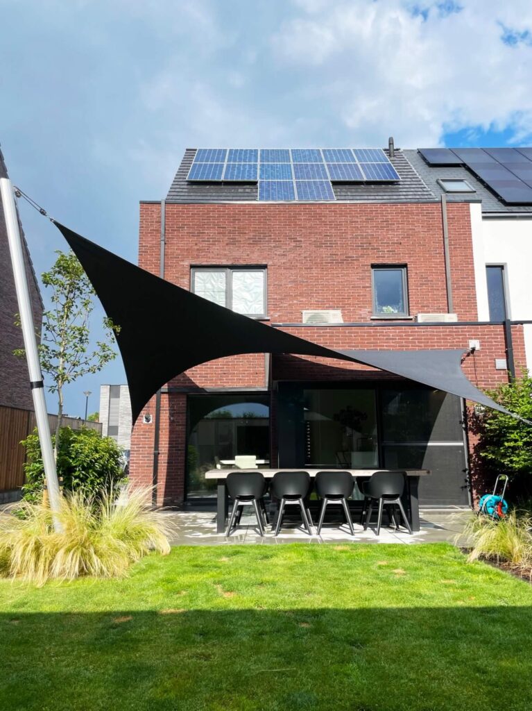 Geel_Belgie_Luxe-overkapping-waterdicht-maatwerk-stomvast-gezellig-tuin-zonnezeil-regensafstotend-sfeervol-zomer-03 - Manta Roofs